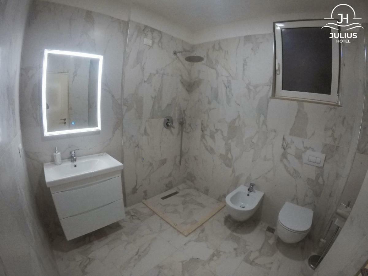 Julius Hotel Голем Екстериор снимка