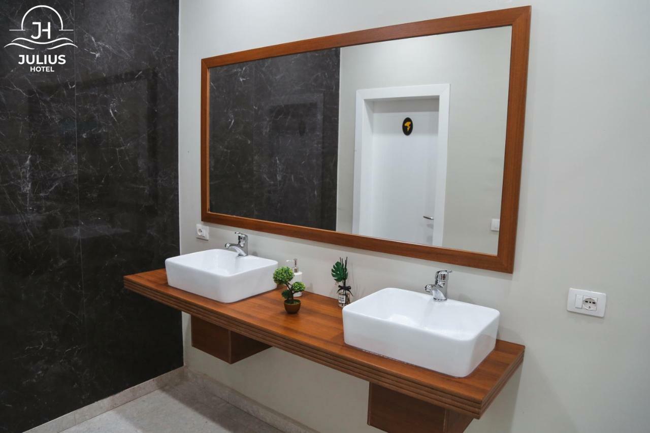 Julius Hotel Голем Екстериор снимка